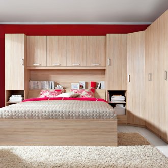 Ъглов гардероб в интериора на спалнята под бука