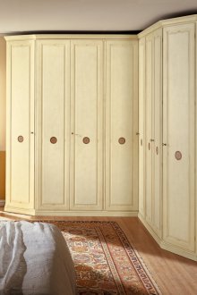 Ъглов гардероб в класическия интериор на спалнята