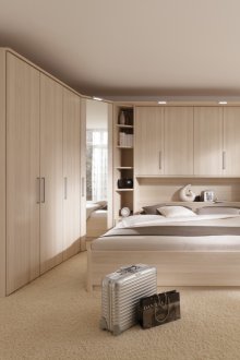 Ъглов гардероб в интериора на спалнята дървен