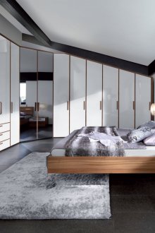 Ъглов гардероб в интериора на спалнята в къщата