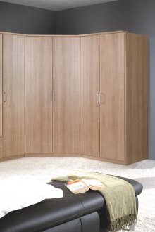 Ъглов гардероб в интериор на дъбова спалня