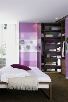 Ъглов гардероб в интериора на спалнята лилав