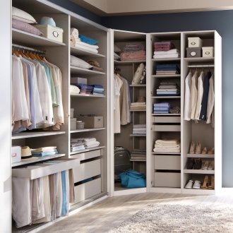 Ъглов гардероб в интериора на спалнята