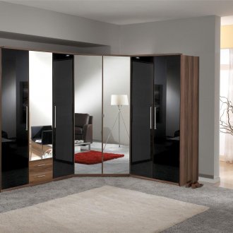 Гланцов ъглов гардероб в интериора на спалнята