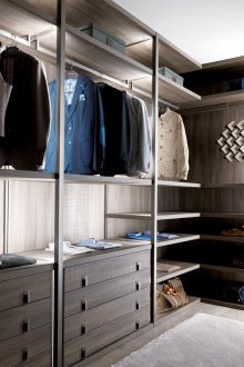 Масивен ъглов гардероб в интериора на спалнята