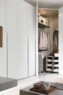 Ъглов гардероб в модерен интериор на спалнята