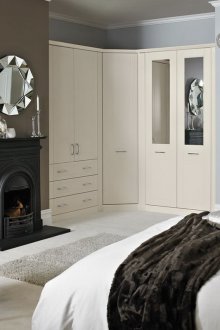 Ъглов гардероб в интериора на спалнята в неокласически стил