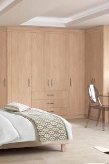 Ъглов гардероб в интериорния гардероб на спалнята