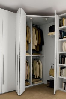 Ъглов гардероб в интериора на спалнята с рафтове