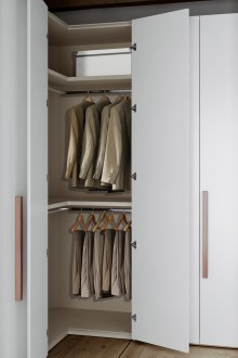 Ъглов гардероб в интериора на греблото