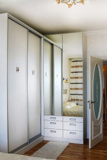 Ъглов гардероб в интериора на спалнята