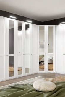 Ъглов гардероб в секцията на интериора на спалнята