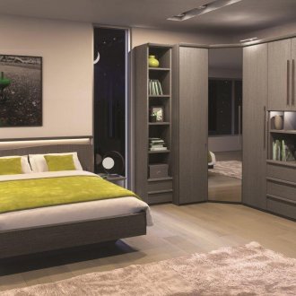 Ъглов гардероб в интериора на спалнята сив
