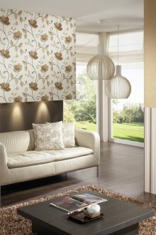 Хоризонтална комбинация от сметана и кафяв тапет в хола