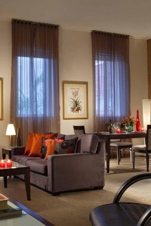 Комбинацията от бял и кафяв тапет в интериора на хола