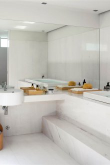 Interior bilik mandi putih