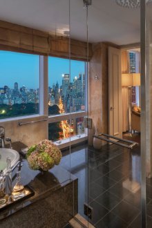 Bahagian dalam bilik mandi adalah besar