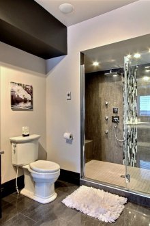 Interior bilik mandi dengan perabot hitam