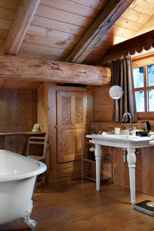 Bahagian dalam bilik mandi di dalam rumah