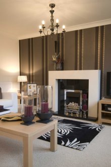 Бели и тъмни райета в интериора на хола.