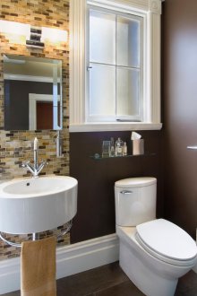 Bahagian dalam bilik mandi adalah kecil