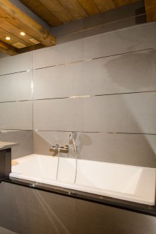 Bilik mandi dalaman dengan panel