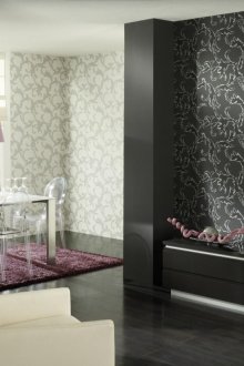 Комбинация от светъл и тъмен тапет с идентичен модел в интериора на хола