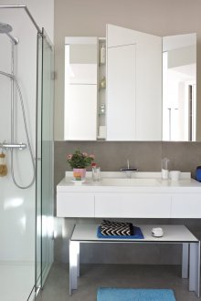 Interior bilik mandi dengan sinki