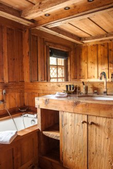 Interior bilik mandi gaya desa