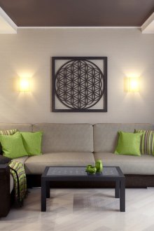 Комбинацията от сив и черен тапет в интериора на хола