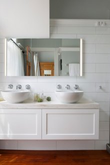 Interior bilik mandi moden