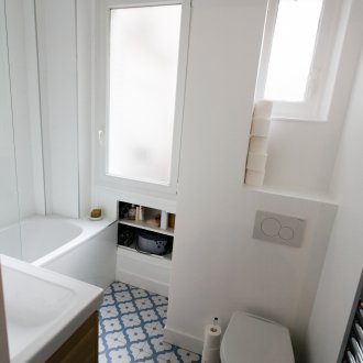 Interior bilik mandi berjubin