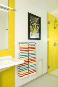 Dalaman bilik air kuning