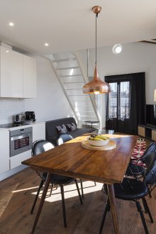 Дизайн на студио с лъскави мебели