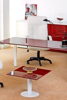 Червен интериорен дизайн на централния офис