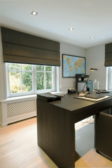 Монохромен дизайн на интериора на централния офис