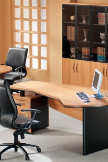 Интериорен дизайн на офис на главата с маса за преговори