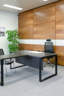 Интериорният дизайн на централния офис е просторен