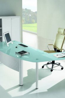 Интериорен дизайн на офис на главата със стъклена маса