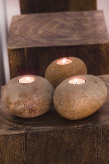 Декоративен свещник, изработен от камък