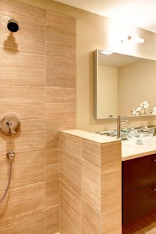 Бежова баня с душ