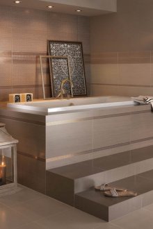 Бежова баня с керамични плочки.