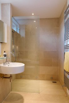 Бежова баня с порцеланови плочки