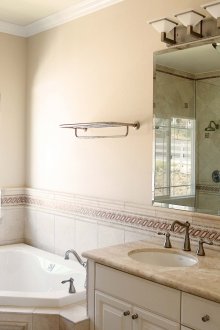 Бежова баня с боядисани стени