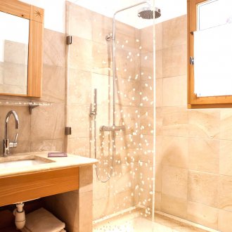 Бежово покритие за баня