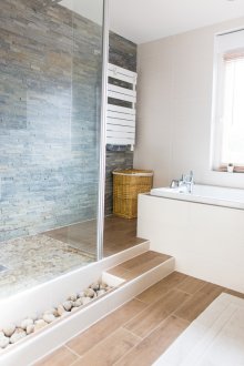 Бежова плочка баня