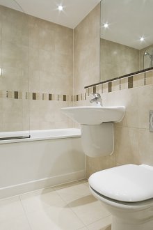 Бежова модерна баня