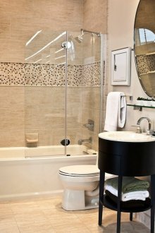 Бежова баня с тъмни мебели.