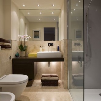 Бежова баня с огледало.