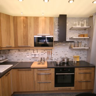 Малък бял телевизор в кухнята